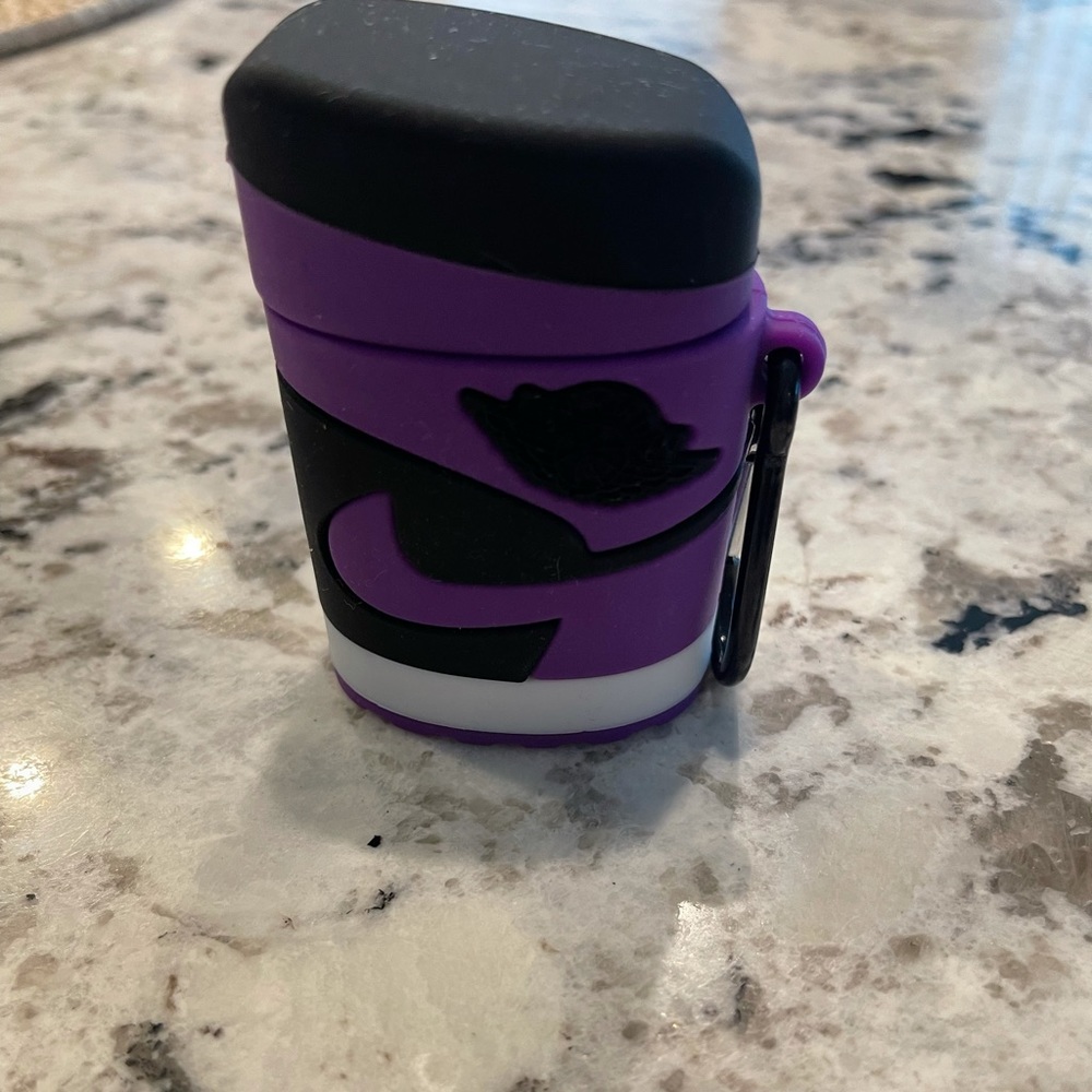 AirPod case - Picture 2 of 3
